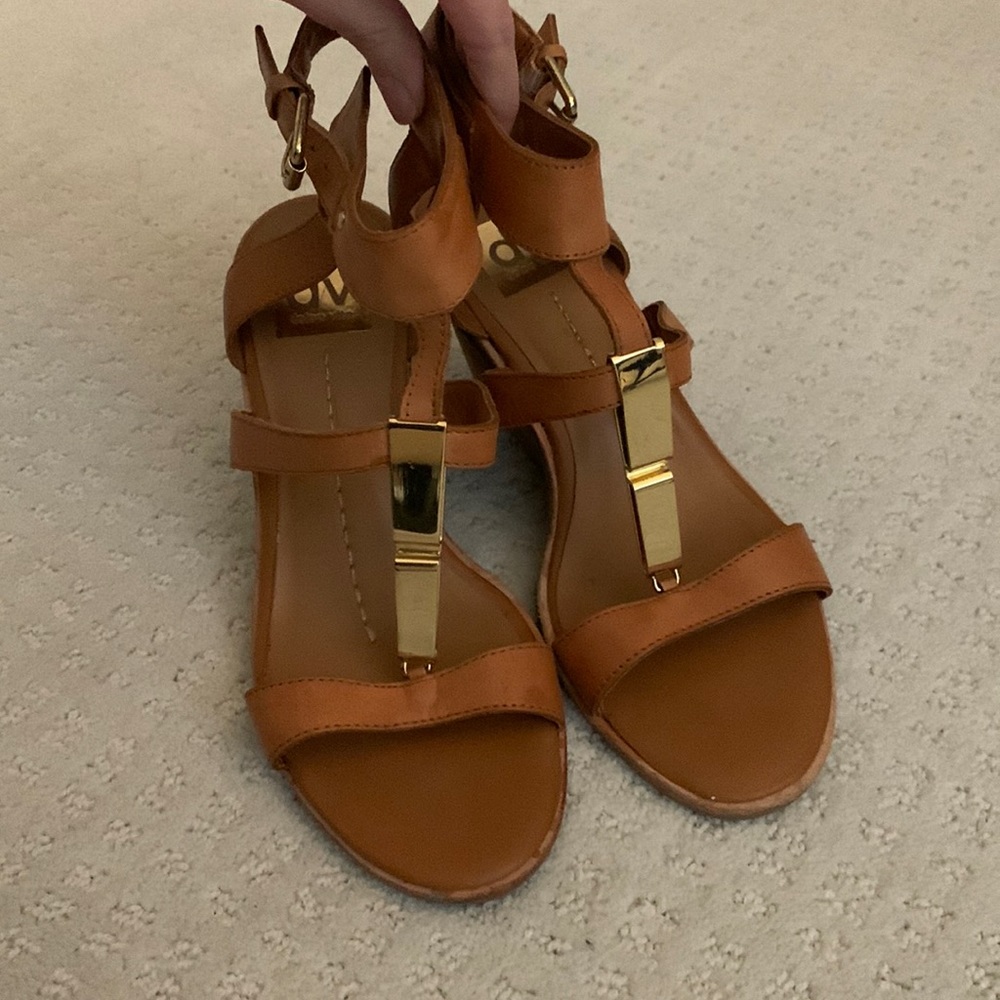 DV tan wedges